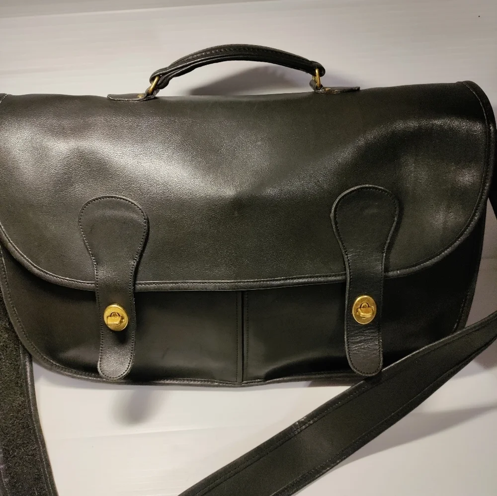 RARE Vintage 80’s Collector Condition Coach Courier Bag # 9800 in Black Leather.